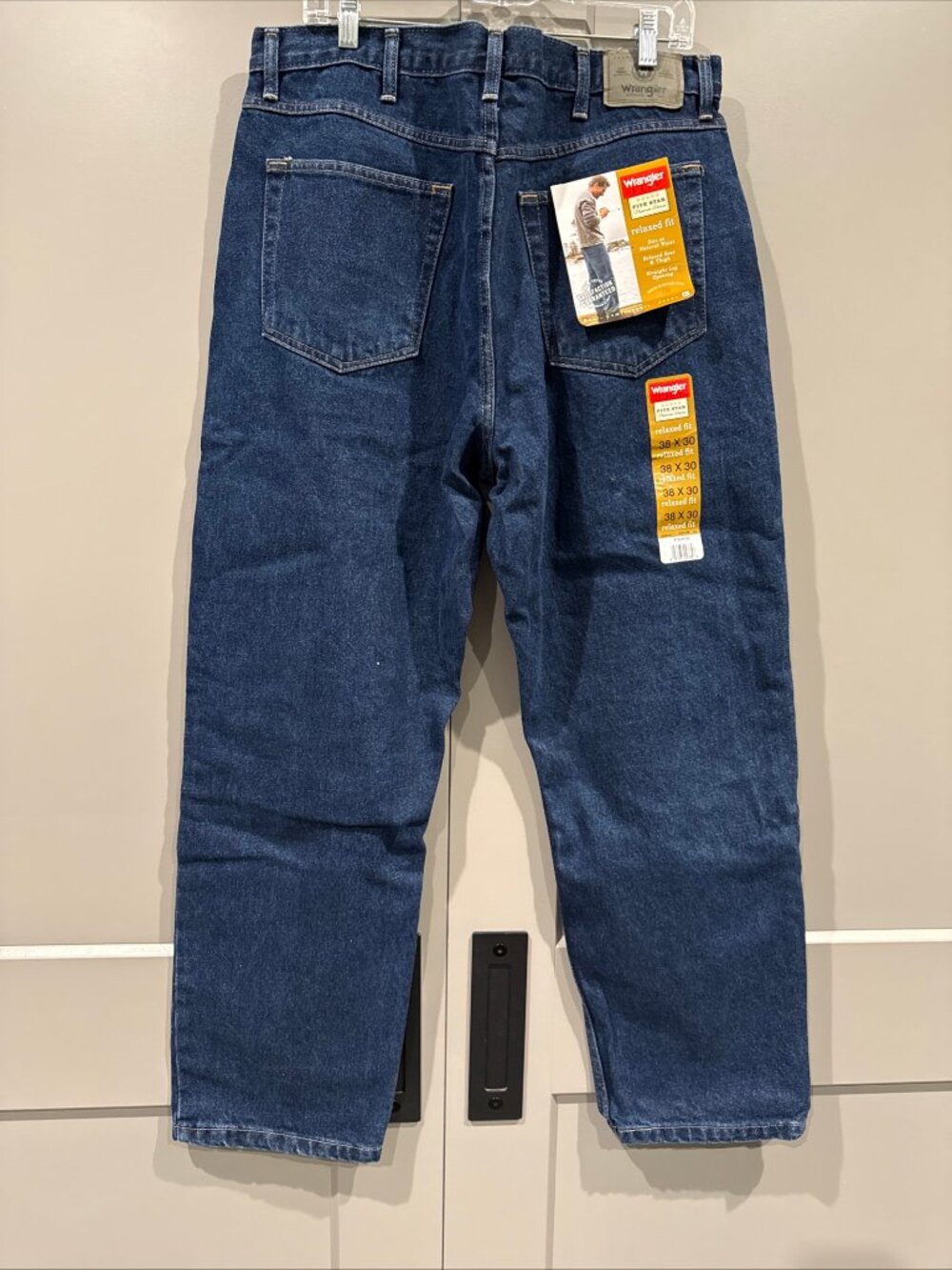 NWT Wrangler Rugged Wear Relaxed Fit Denim Jeans Men’s 38x30 Blue 35001AI